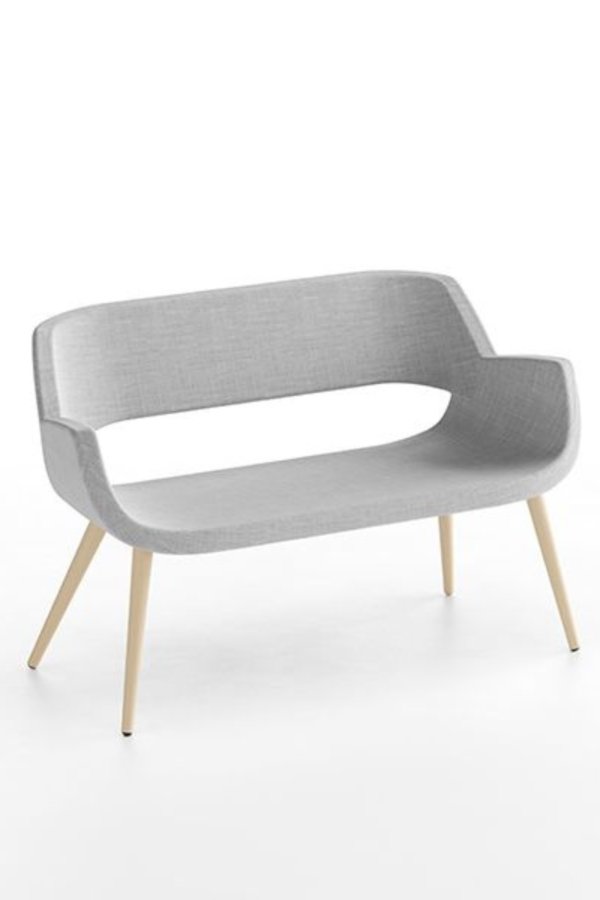 Oblazinjena skoljkа stola Kira z mehko ergonomicno obliko.